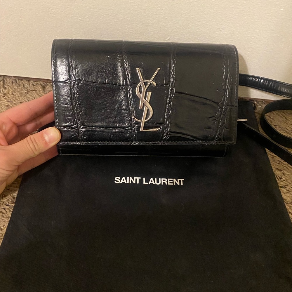 KATE BELT BAG IN GRAIN DE
POUDRE-EMBOSSED
LEATHER